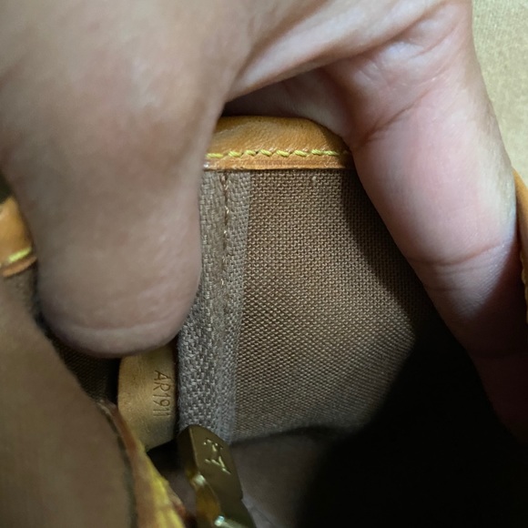 Louis Vuitton - Picture 3 of 15